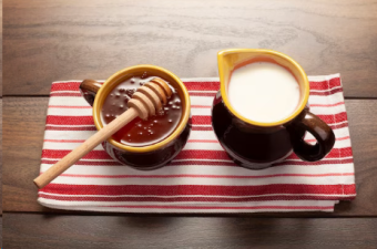 11 Health Benefits of Drinking Milk Mixed With Honey Before Bed